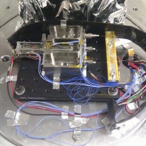 Nanometric positioning with piezo actuator and high stability strain gauges