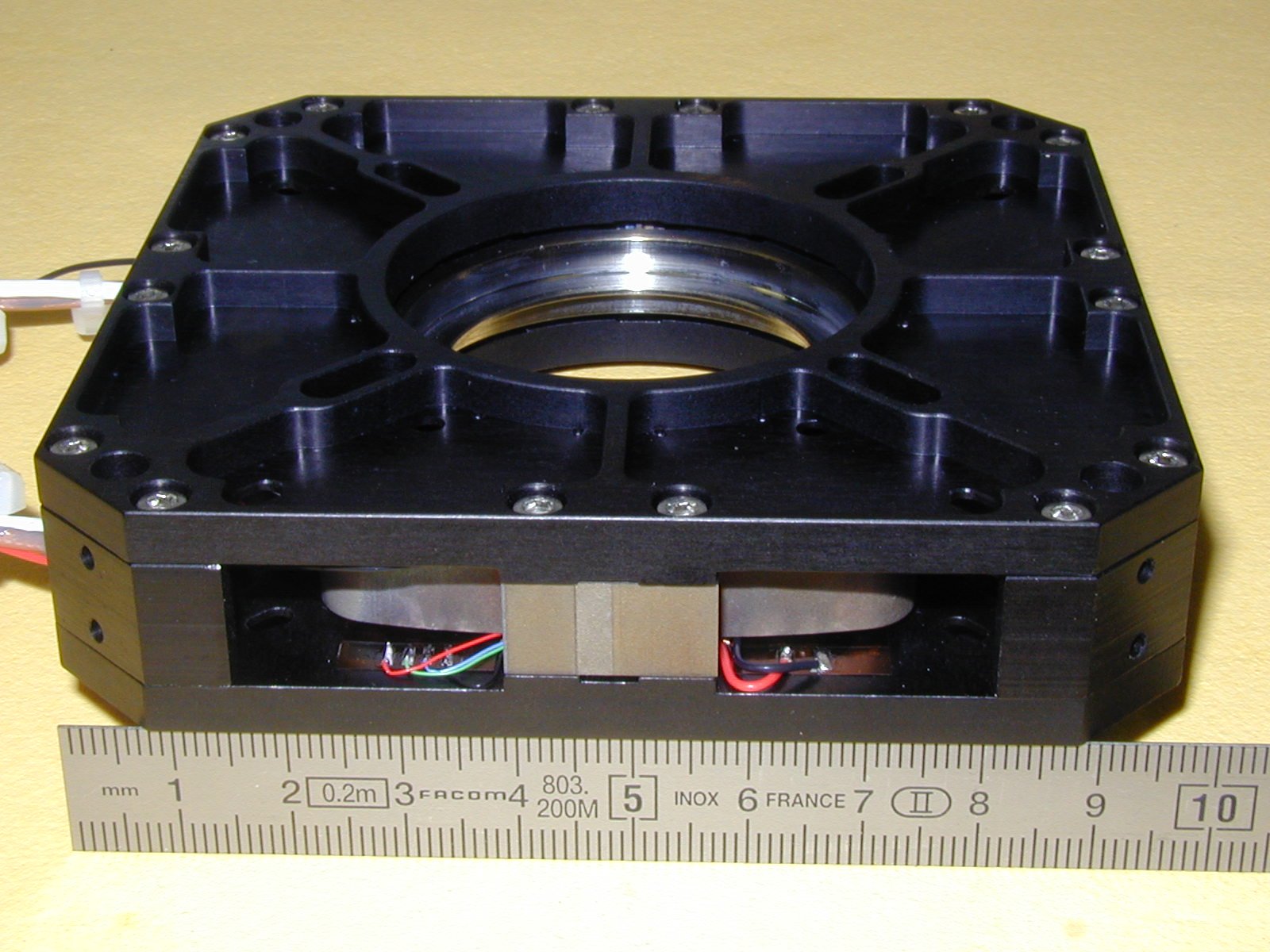 XY200M a new design of piezo stage